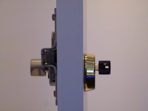 Cerrojo FAC con bombillo y escudo seguridad INN