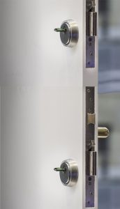 Reforzar puerta existente con doble cerradura INN