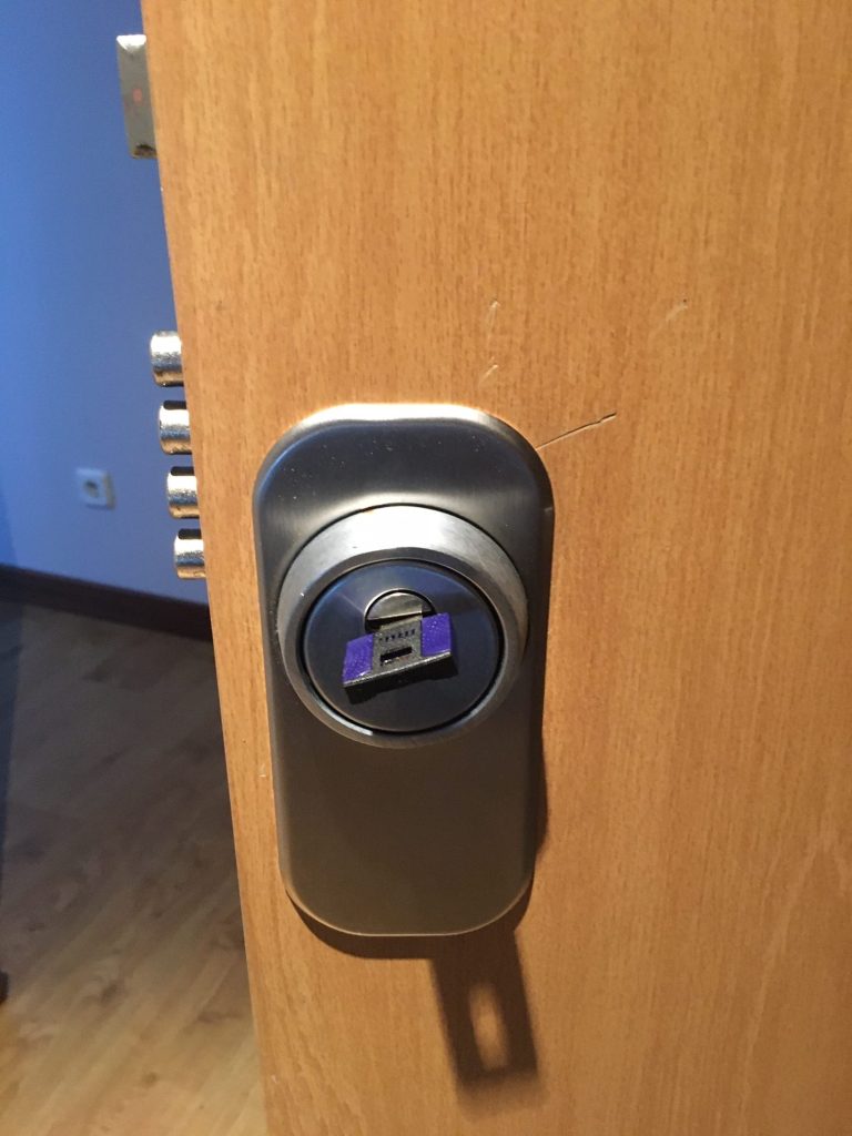 Instalación de escudo y placa de seguridad